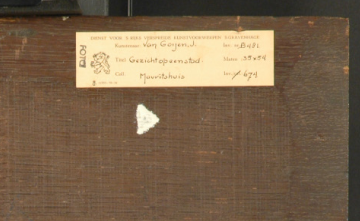 een etiket aan de achterkant van het schilderij