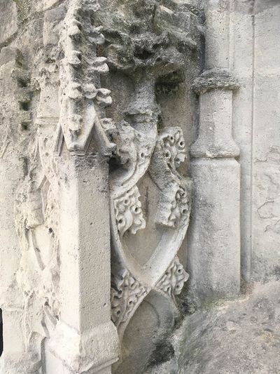 Een reliëf van kalksteen in een muur.