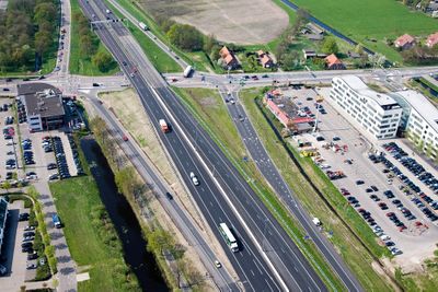 Luchtfoto van een verkeerskruispunt in Veenendaal.