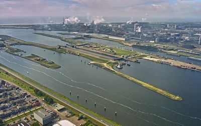 Luchtfoto van de sluizen bij IJmuiden.