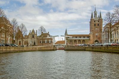 Stadsaanzicht van Zierikzee met ophaalbruggetje in de achtergrond.