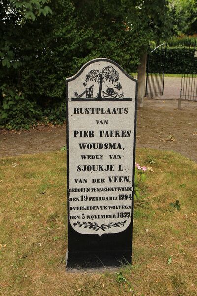 Foto van de Stéle voor Pier Taekes Woudsma op de protestantse begraafplaats van Nijeholtwolde.