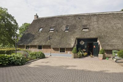 Een rieten dak op een boerderij uit de achttiende eeuw bij Nijensleek in Drenthe