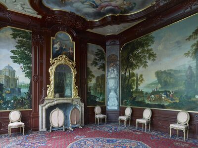 Zaal met beschilderde behangsels, plafondschildering, schouwstuk en houtimitatie in het grachtenpand Huis van Brienen te Amsterdam.