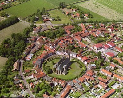Luchtfoto van ringdorp Dreischor.