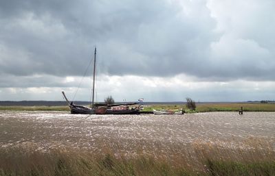 Foto van het Lauwersmeer met een bootje