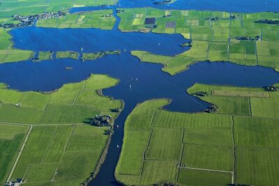Luchtfoto van het Groot Gaastmeer met daarom heen weiland