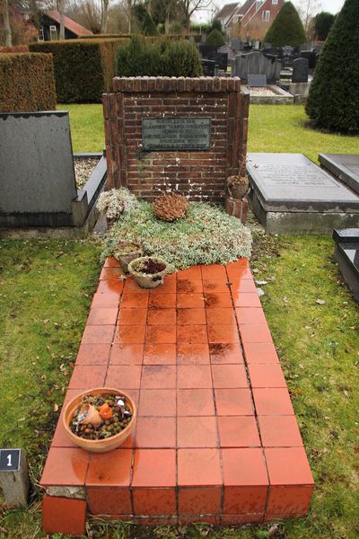 Bronzen plaquette in bakstenen grafteken, waarbij het graf is afgedekt met oranje tegels