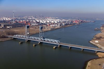 luchtfoto van Spijkenisse. Prominent te zien is een brug.