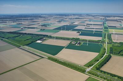 Luchtfoto van Flevoland. Meerdere windmolens te zien.