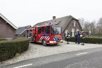 De brandweer bezoekt de eigenaren van boerderij Haugesund in Linschote