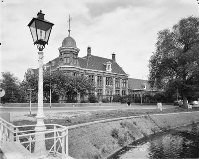 Zwart-wit foto van het exterieur van de Rijksmunt te Utrecht.