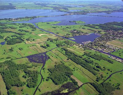 Luchtfoto van Wieden en Belterweide: weilanden met water eromheen.