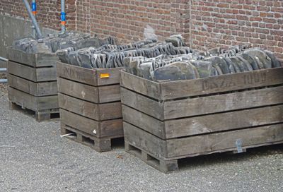 Dakpannen gesorteerd in houten kisten.