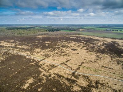 Luchtfoto van Het Noordsche veld (Drenthe) met een Celtic Field (raatakker) en grafheuvels