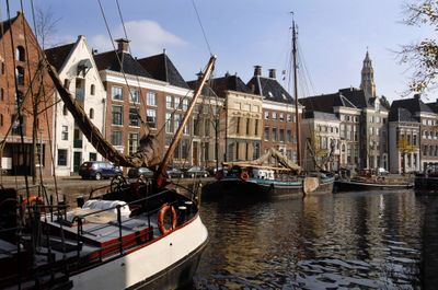 Stadsaanzicht van Groningen met gracht en boten