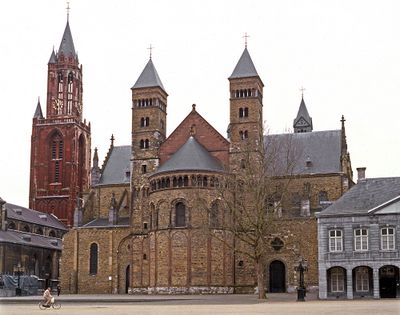 Sint Servaas Baseliek in Maastricht. Bakstenen gebouw met één kertoren en drie andere torentjes.