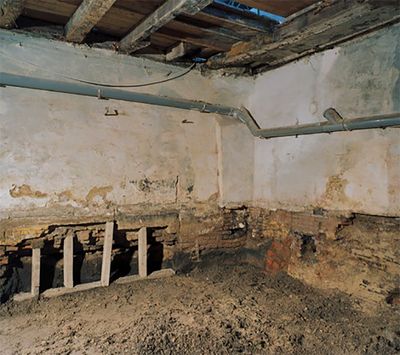 Binnen het stedelijk gebied komen archeologisch graafwerk en bouwhistorisch onderzoek vaak samen, zoals hier in een kelder in 's-Hertogenbosch. Foto: RCE.