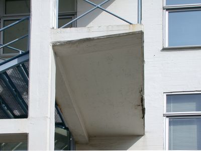 Onderzijde van een beschadigd balkon.