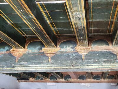 Beschilderd balkenplafond uit 1650, inclusief consoles op de strijkbalk die de illusie wekken dat zij de geschilderde troggewelfjes dragen. Mogelijk waren de bijbehorende wanden behangen met goudleer. Landhuis Ockenburgh te 's-Gravenhage. Foto: Rob Bremer