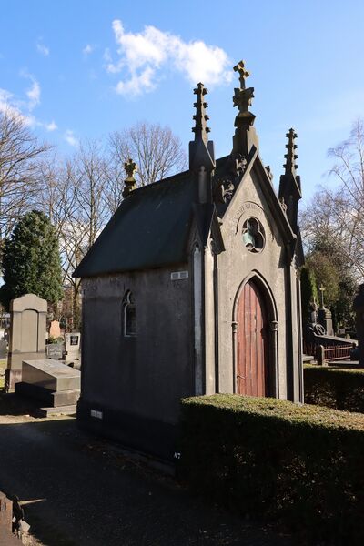 Kleine kapel van natuursteen op begraafplaats