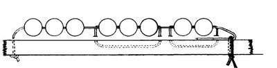 Een tekening die laat zien hoe je een bevestigingsknoop legt in textiel waar kralen aan zitten.