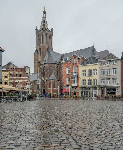 De markt in Roermond. Aan de randen van het plein staan terrassen.