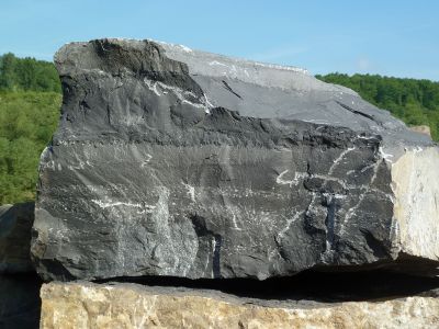 Een groot blok grijze steen.