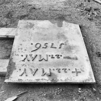 Een zwartwit foto van een gietijzeren grafplaat. Op de kop is te lezen: 22 May - 27 May 1756.