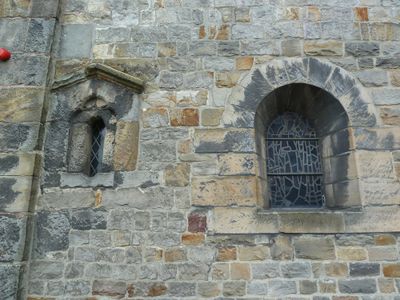 Onregelmatige blokken steen in een abdijmuur.