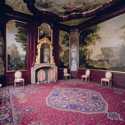 Een op maat gemaakte kamerbreed vloertapijt in de grote zaal van Huis Van Brienen, Amsterdam.