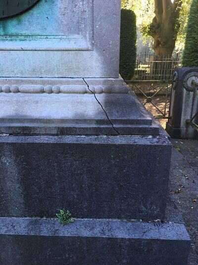 Een scheur in een natuurstenen grafsteen.
