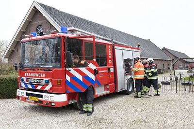De brandweer bij een historische boerderij in Linschoten in Utrecht