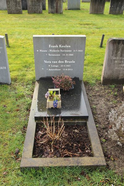 Grafmonument voor Frank Koulen en zijn vrouw op de begraafplaats van Terneuzen