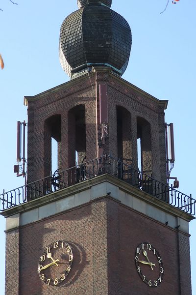 overhoekse plaatsing van antennepanelen op een kerktoren.