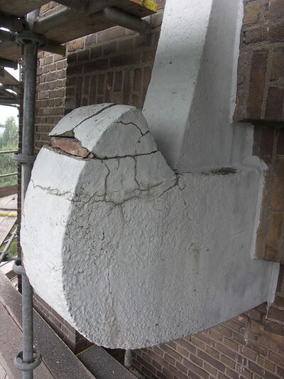 decoratief detail watertoren uitgevoerd in gepleisterd baksteen waarbij er scheuren in het pleisterwerk zitten.