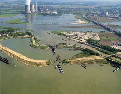 Luchtfoto van zand-grindwinning bij Maasbracht.