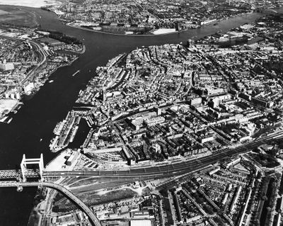 Zwart-wit luchtfoto van Dordrecht.