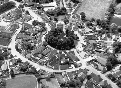 Ook (oude) luchtfoto’s kunnen inzicht verschaffen over de inrichting van landschap of stad. Hier zien we de opbouw van Spijk, Delfzijl, gefotografeerd door Monumenten in Nederland Groningen, datum onbekend.