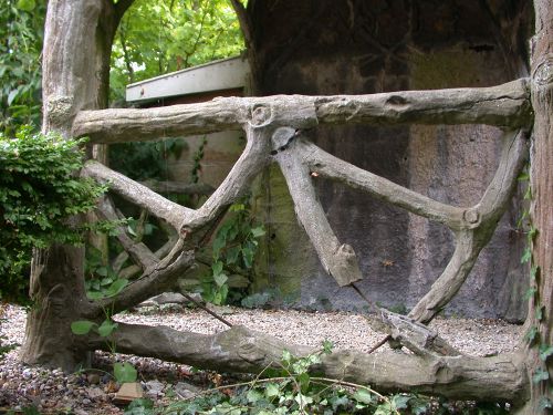 Cementrustiek prieel uit circa 1892 dat onderdeel uitmaakt van de tuin van het Snouck van Loosenhuis te Enkhuizen. Het is opgebouwd uit een stalen frame en cementmortel. Wat materiaalproblematiek betreft, vertoont dit type constructie veel overeenkomsten met gewapend beton.