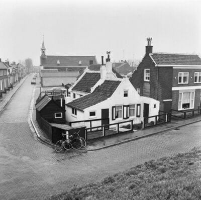 Zwart wit foto van een voorstraatdorp in Sint Philipsland.