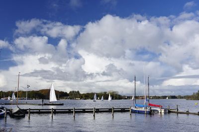 Foto van het Paterswoldemeer met steiger een zeilbootjes