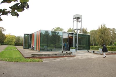 Foto van de Noorderbegraafplaats in Leeuwarden met een kleine aula en kantoor.