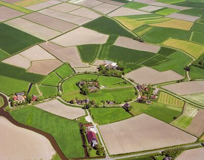 Luchtfoto van het dorp Hogebeintum met rondlopende weg eromheen.