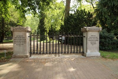 Een gietijzeren hek met aan weerszijden twee stenen pilaren waarop geschreven staat dat het om de begraafplaats Soestbergen gaat.
