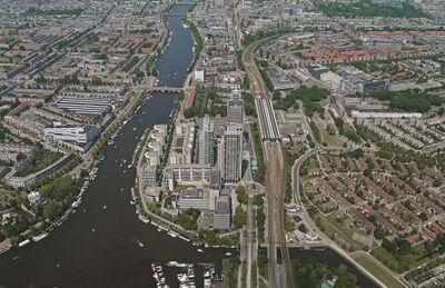 Luchtfoto van de Amstel en het Amstelstation.