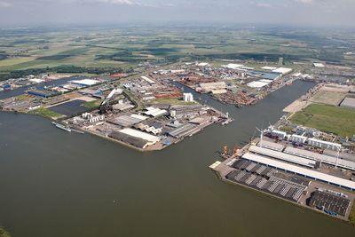 Luchtfoto van de industrie bij Moerdijk.