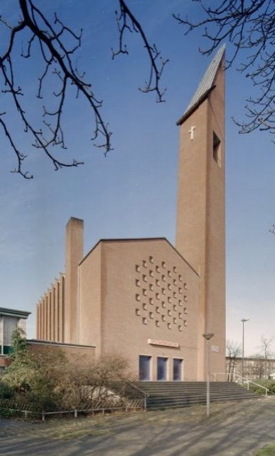 modern kerkgebouw met toren aan een voorplein