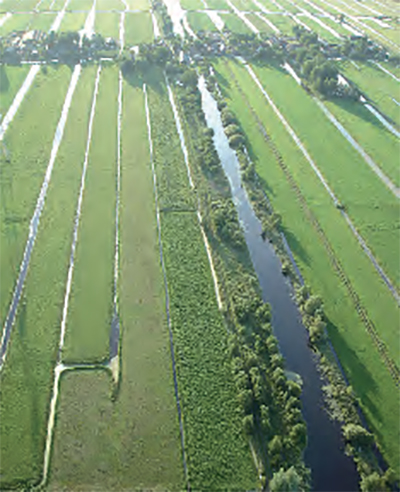 Luchtfoto van de Stolwijkse boezem, met duidelijk zichtbaar de boezem en parrallel daaraan afwateringssloten.