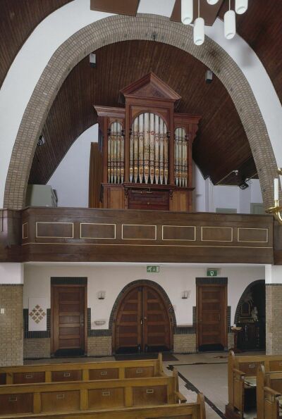 kerkinterieur met orgel